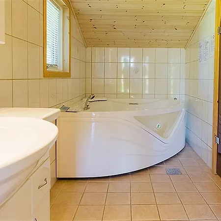 Three-bedroom Holiday In * Hals