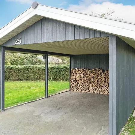 Three-bedroom Holiday In * Hals